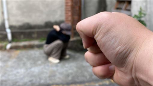 關廁所家暴妻！惡男找友助陣：打到她會怕