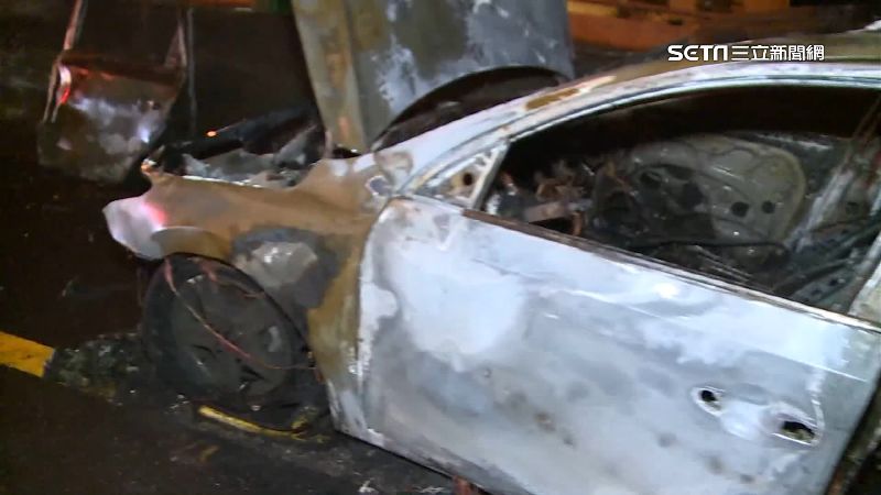 國道超車遭「剪車」　轎車燒成廢鐵
