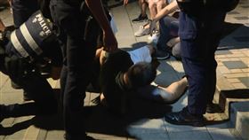 台北,酒吧,鬧事,鬥毆,上銬,嗆警（圖／翻攝畫面）