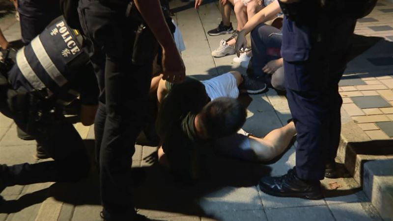 北市酒吧鬧鬥毆　醉客嗆警遭上銬壓制