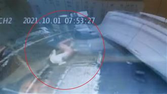 翻車噴出七辣　網傻眼：地板動作滿分