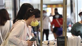 雙北餐飲開放內用　外帶服務也不變（2）疫情警戒降級，雙北市日前已有條件開放餐飲內用，不過消費者需求多元，台北街頭6日中午有業者維持設攤提供外賣便當，歡迎上班族、民眾選購。中央社記者張皓安攝　110年8月6日