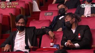 憲哥台下被Cue　他低頭看小鬼暖哭