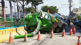 施工一半突塌陷　驚見天坑吞混凝土車
