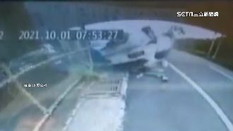 無照上路滑手機肇事　副駕妻甩飛車外