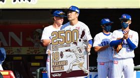田中將大完成2500局投球。（圖／翻攝自樂天金鷲推特）