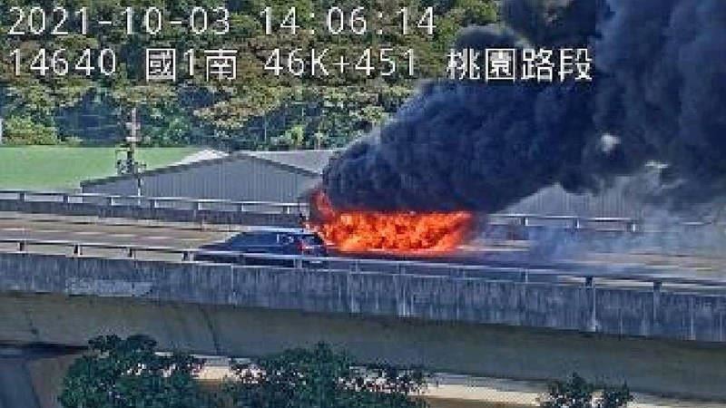 新／五楊高架火燒車　駕駛跳車逃生