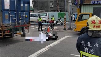 騎士撞上工程車車斗！跌進大車底輾斃