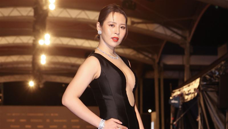 超級Ｕ激露雙峰　劉品言嘆黏膠帶掉皮