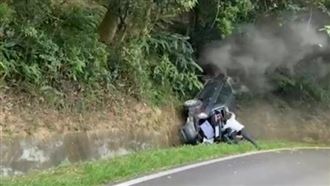 轎車墜邊坡瞬間成火球　路人勇救駕駛