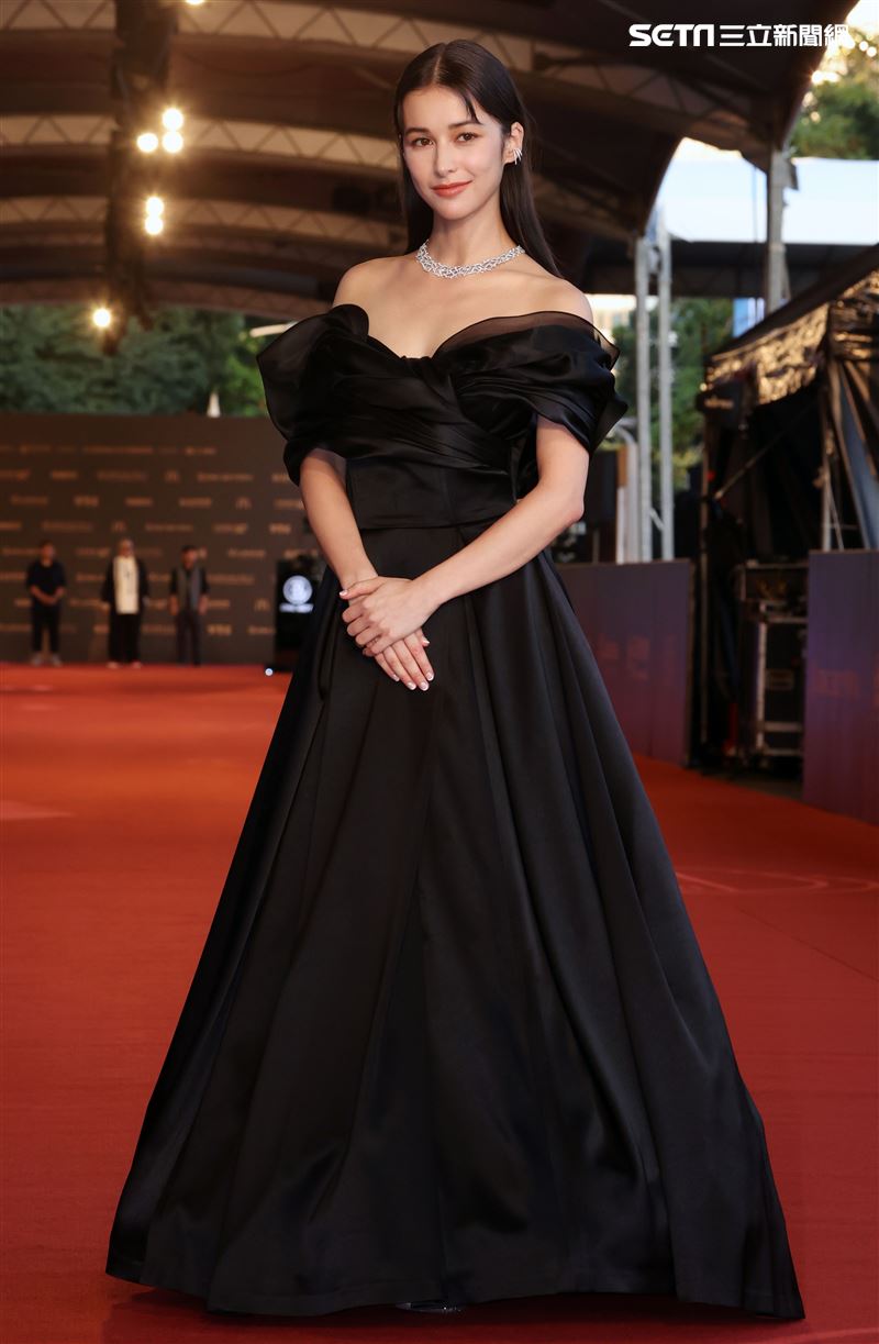 中法混血女星夏朧，身穿黑色長禮服，上面露出白皙香肩，一抹微笑殺瘋現場每一台攝影機。。（記者邱榮吉/攝影）