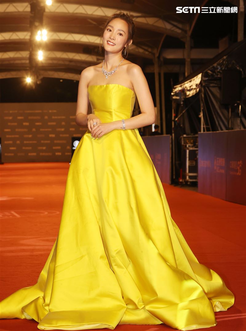 王淨身穿豪華亮黃色禮服，露出性感鎖骨及美背，宛如《美女與野獸》中的貝兒。（記者邱榮吉/攝影）