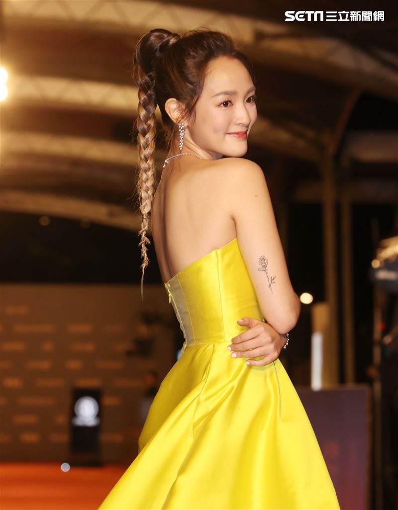 王淨身穿豪華亮黃色禮服，露出性感鎖骨及美背，宛如《美女與野獸》中的貝兒。（記者邱榮吉/攝影）