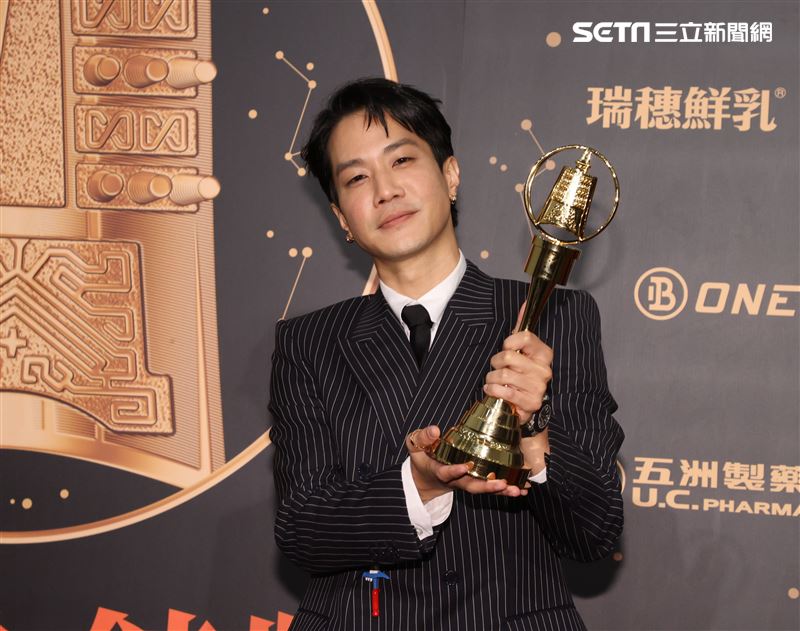 以「做工的人」一舉拿下迷你劇集男配角的薛仕凌，同時又靠著「生生世世」拿到男主角獎項，一個晚上直接成功抱回2大獎。（記者邱榮吉/攝影）