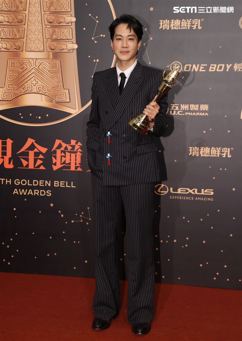 以「做工的人」一舉拿下迷你劇集男配角的薛仕凌，同時又靠著「生生世世」拿到男主角獎項，一個晚上直接成功抱回2大獎。（記者邱榮吉/攝影）