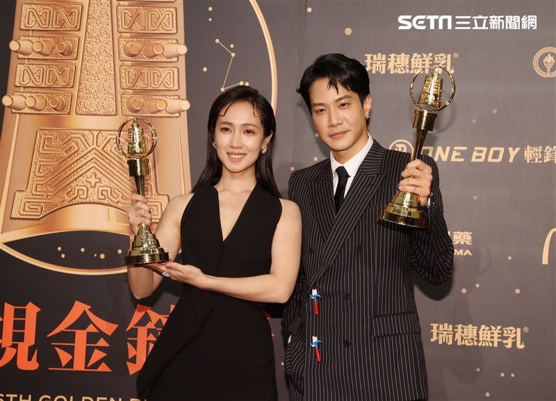 薛仕凌以「做工的人」最佳迷你劇集男配角獎、小薰（黃瀞怡）以「大債時代」榮獲迷你劇集(電視電影)女配角獎。（記者邱榮吉/攝影）