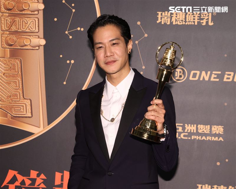 以「做工的人」一舉拿下迷你劇集男配角的薛仕凌，同時又靠著「生生世世」拿到男主角獎項，一個晚上直接成功抱回2大獎。（記者邱榮吉/攝影）