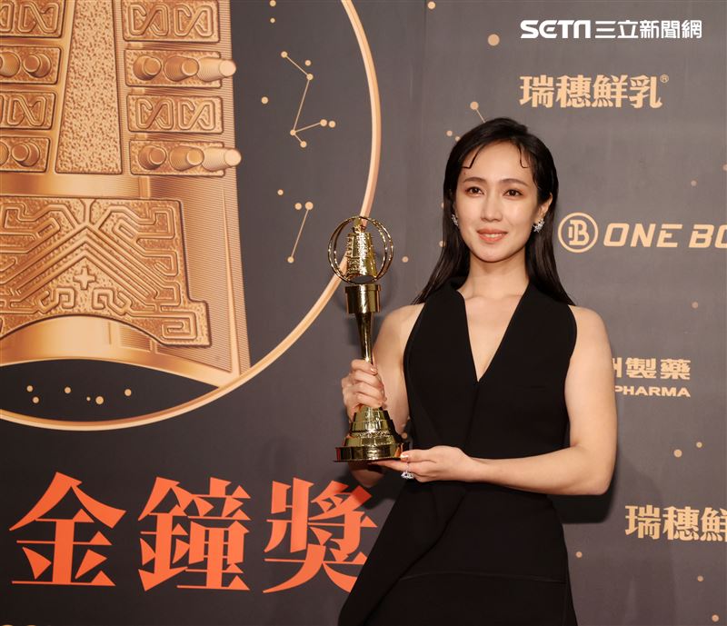 小薰（黃瀞怡）高衩洩腿根胸前開深V掉出渾圓半球辣翻了，以「大債時代」榮獲迷你劇集(電視電影)女配角獎。（記者邱榮吉/攝影）