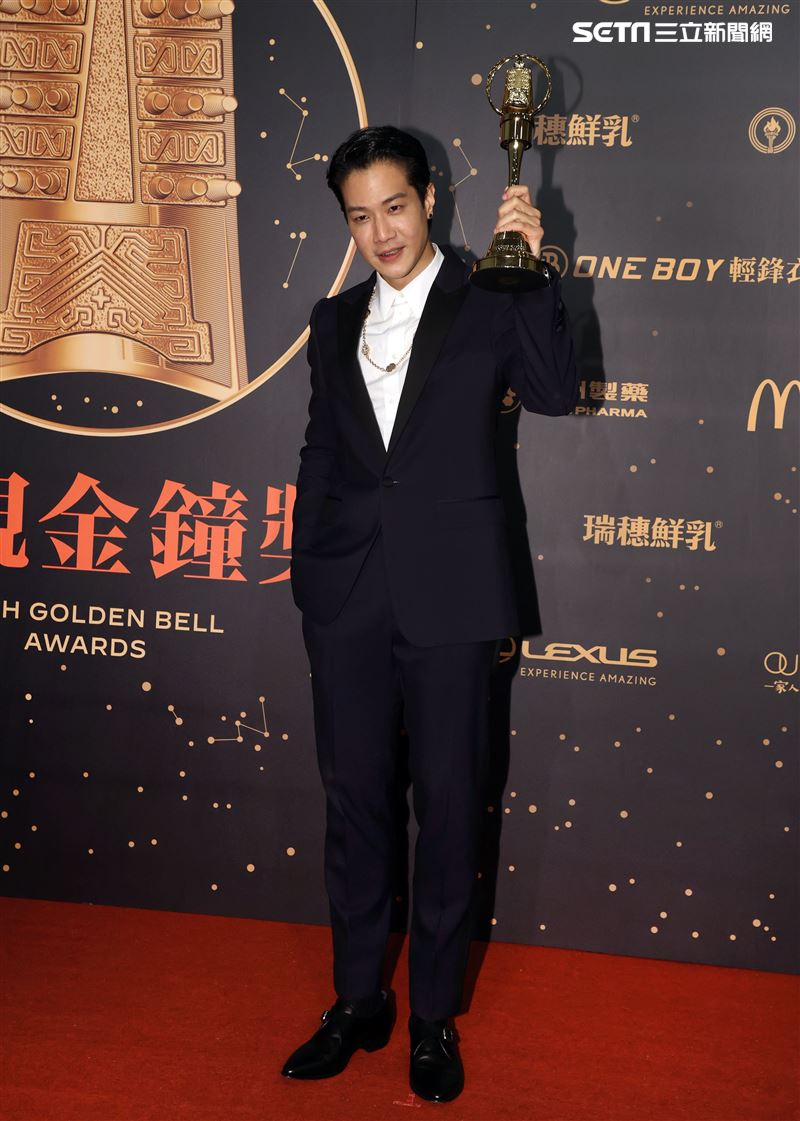 以「做工的人」一舉拿下迷你劇集男配角的薛仕凌，同時又靠著「生生世世」拿到男主角獎項，一個晚上直接成功抱回2大獎。（記者邱榮吉/攝影）
