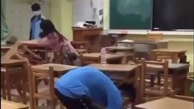 台中一所中學女教師，情緒失控，接連翻桌，學生嚇到不知所措(圖/翻攝畫面)