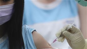 台北永吉國中學子施打BNT疫苗（1）台北市校園COVID-19（2019冠狀病毒疾病）BNT疫苗接種計畫9月22日起開打，各校依時程安排學生於校內接種疫苗，台北市永吉國中學生1日下午到禮堂接受疫苗施打。中央社記者張新偉攝　110年10月1日