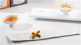 ▲八方新氣王俠軍、唐寧茶、慕舍酒店王劭仁 垂直藝廊 生活美學 瓷器 白瓷 東方美學 茶杯 茶具（圖／Hotel Mvsa慕舍酒店提供）