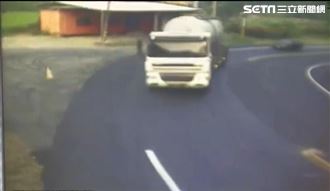 新／大貨車自撞頭身分離　女搶救中