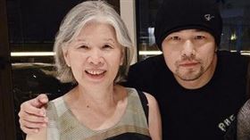 周杰倫概念股在香港申請上市，媽媽葉惠美（左）是公司大股東。（圖／翻攝自周杰倫IG）
