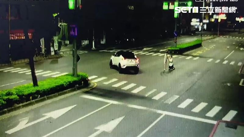高雄男馬路下跪認錯　下場慘上加慘