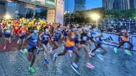 2020台北馬拉松  選手戴口罩開跑（1）2020台北馬拉松20日清晨開跑，共有2萬8000名選手參賽，選手們配合防疫規定戴口罩起跑。中央社記者王飛華攝  109年12月20日