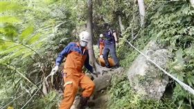苗栗獅潭仙山，醫師娘與先生、診所員工登山，登頂前不慎失足墜落100米深谷死亡 (圖／翻攝畫面)