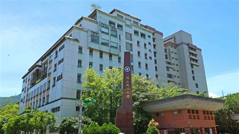 政大講師批學生請生理假像「衛生棉撲面」惹議，目前校方已交由性平會規定辦理。（圖／政大提供）