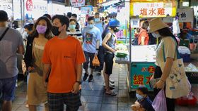 防疫不鬆懈　戴口罩逛夜市（1）國內COVID-19疫情趨緩，台北市3日晚間民眾落實防疫措施，戴口罩逛寧夏夜市。中央社記者謝佳璋攝　110年10月3日