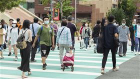 行人/路人/斑馬線/民眾(記者陳弋攝影)