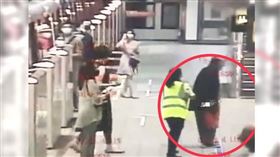 林男台電大樓站下車被鍾男擋住去路，竟亮刀恐嚇。（圖／翻攝畫面