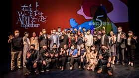 ▲5週年分享會—國表藝董事長朱宗慶和藝術總監邱瑗，與藝文贊助夥伴、歷年駐館藝術家、各部門經理（攝影／李建霖、黃浩）