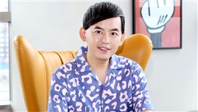 黃子佼錄音期間任何朋友探班都保密到家，無法如願聽到他的歌聲。（圖／大鵬經紀提供）