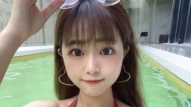 美胸再升級！正妹「領口大開」洩豪乳