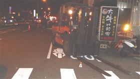 台中霧峰，堆高機牙叉，停在半空中未降，機車騎士行經撞上頭部慘死，2人亡 (圖/民眾提供)