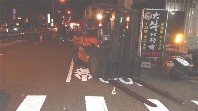 堆高機奪命！牙叉停半空撞騎士害2死