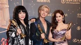 炎亞綸、Sandy（吳姍儒）和唐綺陽以《36題愛上你》拿下金鐘獎「綜藝節目主持人獎」。（圖／翻攝自炎亞綸IG）