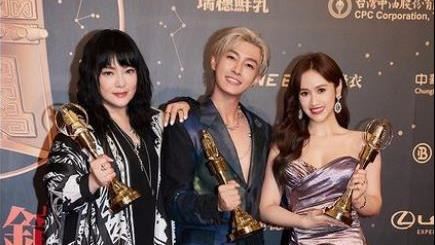 炎亞綸合照金鐘紅布條　網暴動：快掛