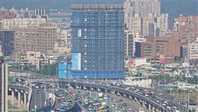 央行出手  房仲業者估第4季交易量波動疫情趨緩遞延買盤出籠，低利環境助攻，五大房仲9月成交量續揚。業者指出，央行針對特定區域取消第2戶無寬限期，預期第4季交易量將出現波動，但是對資金能力強的買方並無影響。不過各區域房價輪動飆漲，購屋族要留意日後發展，以避免套在最高點。中央社記者徐肇昌攝  110年9月30日