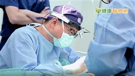 台中知名整形外科醫師何格彰表示，隆乳主要分為植入物隆乳及自體脂肪隆乳，各有其優缺點，近幾年來「複合式隆乳」的新觀念已逐漸發展成熟，將兩項原本不同的手術結合。