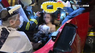 妙齡女自撞受困　警消動用破壞器救人