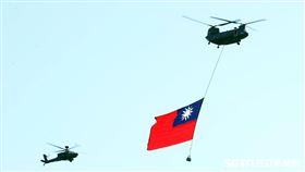 國慶預演／國慶日47架旋翼機、定翼機全兵力演練由CH-47SD懸掛巨幅國旗率先登場。（記者邱榮吉/攝影