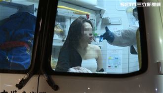 21歲妹子翻車受困　2男現場護花