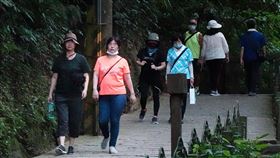 10/5起山林、海濱活動無須戴口罩（1）國內COVID-19疫情趨穩，中央流行疫情指揮中心3日調整戶外戴口罩規定，自10月5日起，於山林、海濱活動無須戴口罩。圖為民眾登山有人戴好口罩、有人脫下口罩。中央社記者鄭傑文攝  110年10月3日
