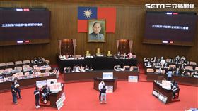 國民黨籍立委5時持續占領主席台杯葛議事。（圖／記者盧素梅攝影)