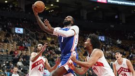 ▲卓蒙德（Andre Drummond）穿上76人球衣，熱身賽首戰19分14籃板。（圖／路透社／達志影像）
